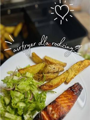 Co obiecują? Z airfryer ma być szybciej, bo dzieci głodne, obiad „na już”, a czasu zawsze za mało. Internet obiecuje cuda, ale przy gotowaniu dla rodziny trzeba wiedzieć czy da się zrobić obiad na raz, czy trzeba pilnować, jak wygląda czyszczenie po normalnym daniu, a nie po „testowym przepisie”. Ten model sprawdziłam bez taryfy ulgowej — MOVA AeroChef FD20 Pro. Nie jako gadżet, tylko jako sprzęt do codziennego ogarniania życia. W artykule piszę wprost: – co faktycznie pomaga – co potrafi wkurzyć – i czy airfryer naprawdę ma sens w domu z dziećmi. #airfryer #kitchentools #unpopularopinion #foodhacks Co obiecują? Z airfryer ma być szybciej, bo dzieci głodne, obiad „na już”, a czasu zawsze za mało. Internet obiecuje cuda, ale przy gotowaniu dla rodziny trzeba wiedzieć czy da się zrobić obiad na raz, czy trzeba pilnować, jak wygląda czyszczenie po normalnym daniu, a nie po „testowym przepisie”. Ten model sprawdziłam bez taryfy ulgowej — MOVA AeroChef FD20 Pro. Nie jako gadżet, tylko jako sprzęt do codziennego ogarniania życia. W artykule piszę wprost: – co faktycznie pomaga – co potrafi wkurzyć – i czy airfryer naprawdę ma sens w domu z dziećmi. #airfryer #kitchentools #unpopularopinion #foodhacks